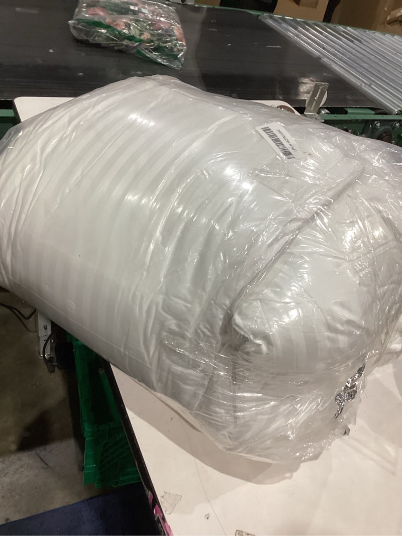 Condition photo showing Good Condition for LOSAFEFE 100% Cotton Zippered Pillow Cases Standard Size Set of 4, Super Soft & Breathable Pillow Protectors with Zipper, White Pillow Case Covers 20x26 Inches Standard 4