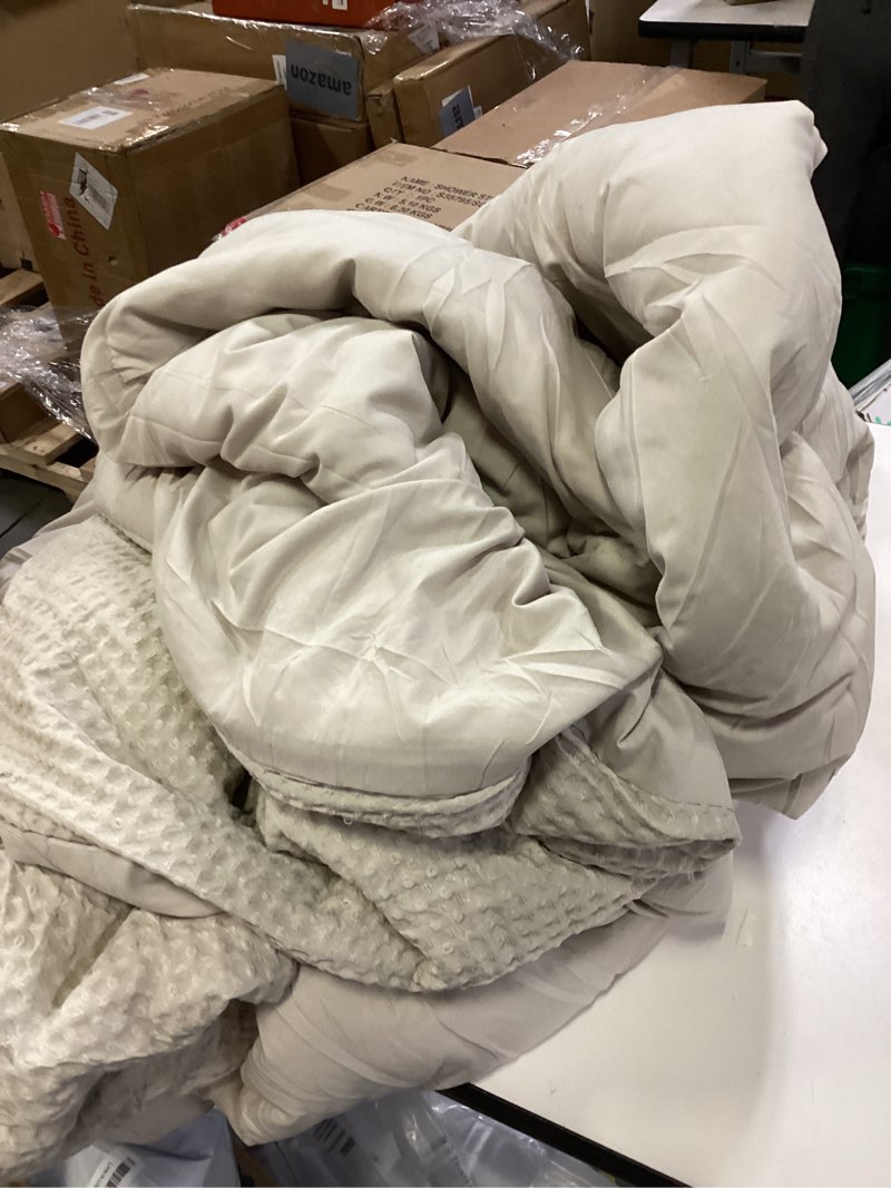 Condition photo showing Good Condition for WARMDERN Boho Duvet Cover Set King Size,Khaki Striped Duvet Cover Microfiber Bedding Set,3PCS Ultra Soft Breathable Lightweight Tuft Texture Pattern Duvet Covers with Zipper Closure(Khaki,King) Khaki King