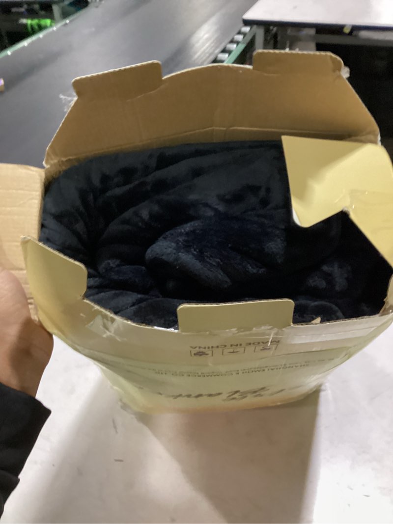 Condition photo showing Good Condition for TOONOW Fleece Blanket Fuzzy Plush Throw Blanket 50" x 60", Super Soft Fluffy Bed Blanket Geometric Pattern Comfy Microfiber Flannel Blankets for Couch, Bed, Sofa, Black Black Throw-50" x 60"