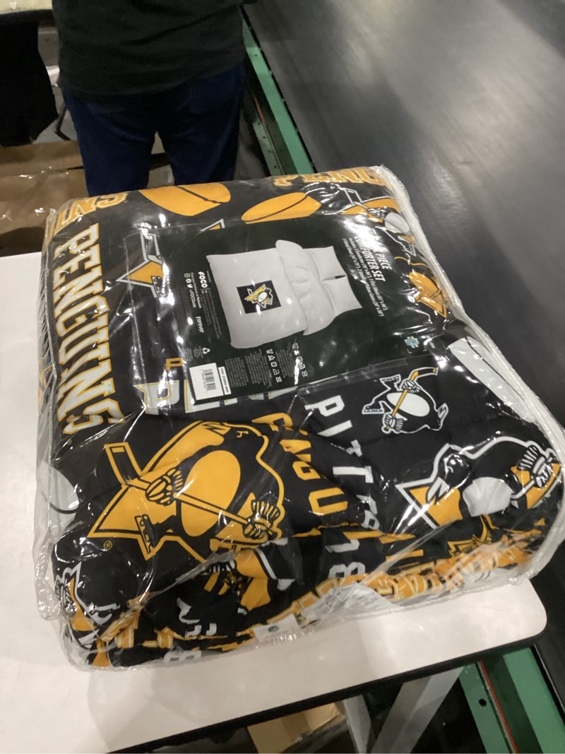 Condition photo showing New/Like New for FOCO Pittsburgh Penguins NHL Team Color Bed in a Bag Comforter Bedding 5 Piece Set - Full
