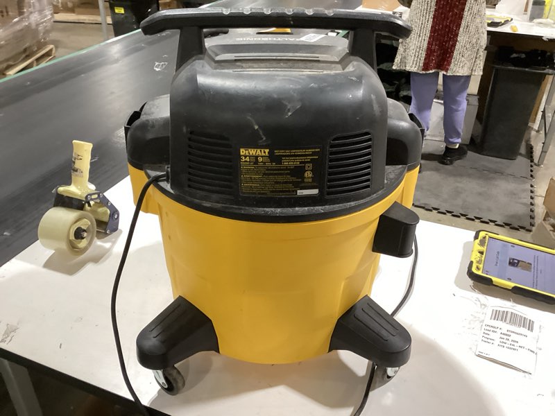 dewalt stealthsonic quiet 12-gallon 5.5 hp corded wet/dry shop vacuum with accessories