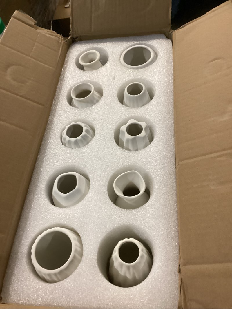 Condition photo showing Good Condition for 5'' White Ceramic Bud Vases Set of 20,Small Vases in Bulk for Flowers,Mini Vases for Centerpieces,Modern for Floral and Pampas Grass,Boho for Wedding,Party,Table Home Decor 20pcs-01