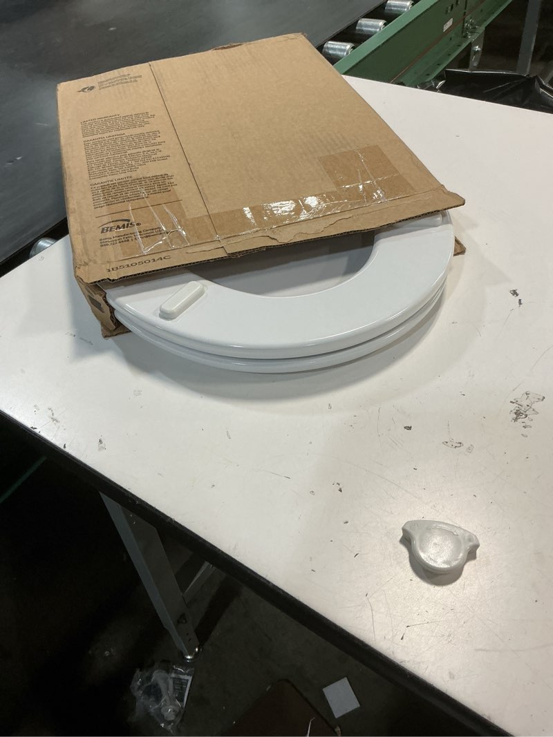 Condition photo showing Good Condition for bemis round enameled wood toilet seat in cotton white with easy•clean hinge