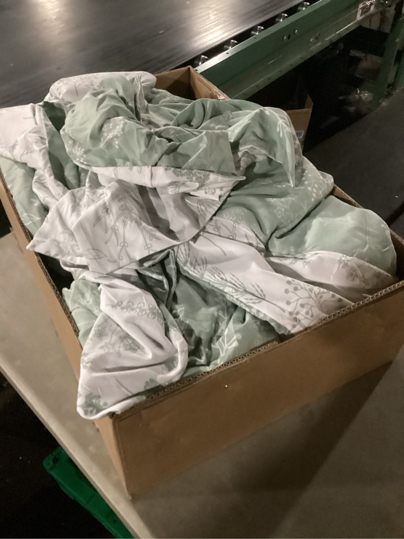 Condition photo showing As Is for Bedsure Full Comforter Set - Sage Green Bed Set, 3 Pieces Cute Floral Bedding, 1 Soft Reversible Botanical Flowers Comforter and 2 Pillow Shams Full 01 - Sage Green