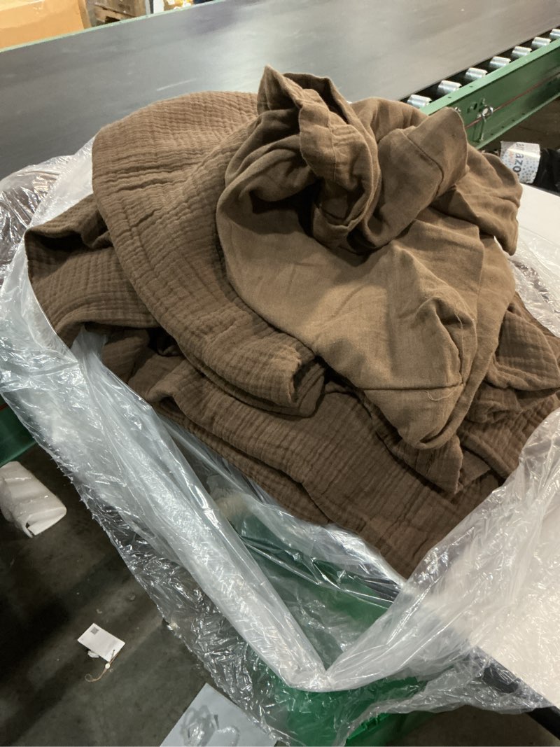 Condition photo showing Good Condition for set of 3 quince organic cotton gauze duvet cover set color:chocolate size queen