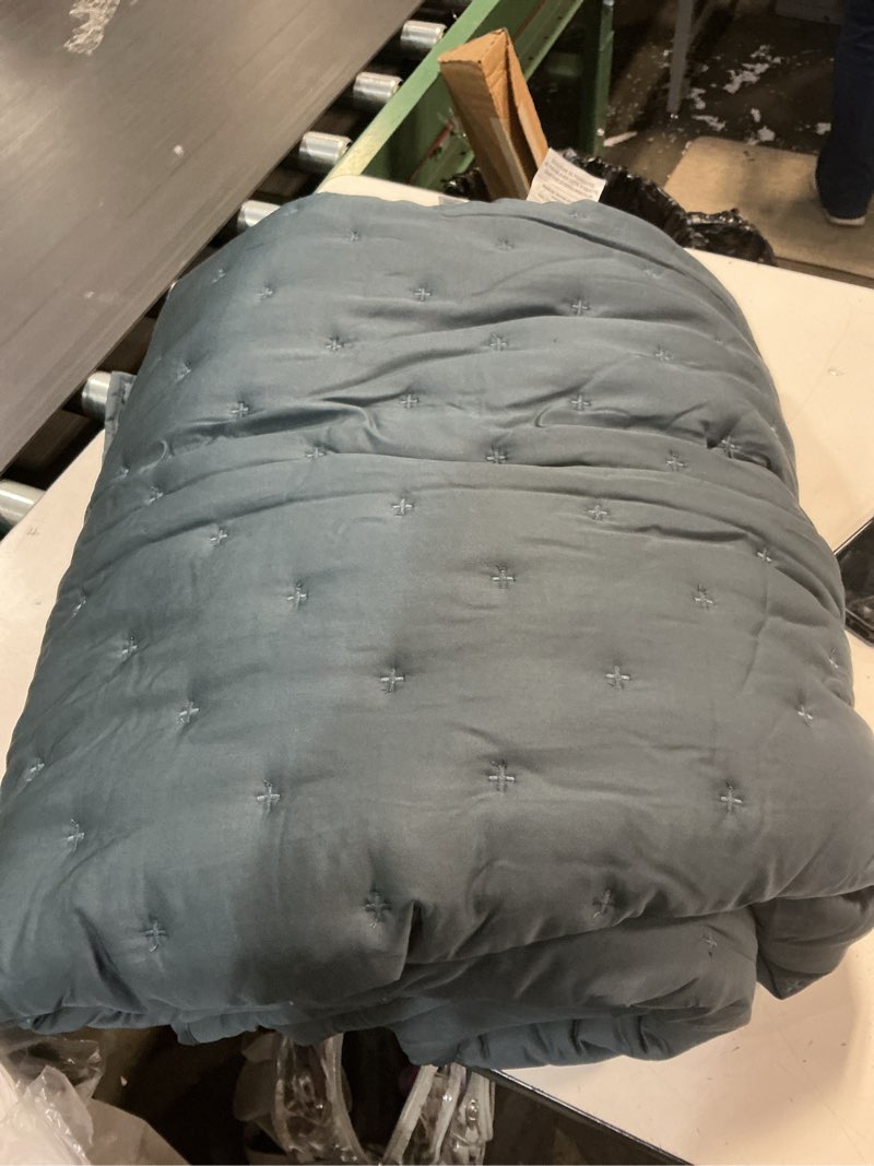 Condition photo showing Good Condition for quince bamboo dream quilt king in nightfall