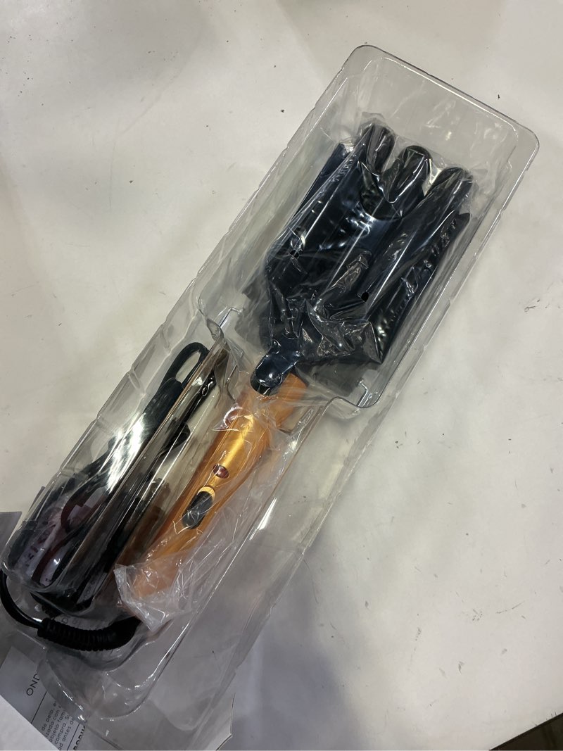 Condition photo showing New/Like New for danielle creations triple barrel waving wand
