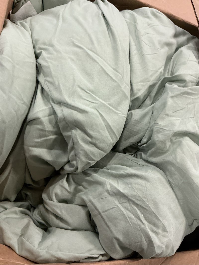 Condition photo showing As Is for Cal  King Comforter Set Sage Green - 3 Pieces Cal King Lightweight Solid Bed Comforter, Oversized Fluffy Down Alternative Comforter Quilt Blanket Bedding Set Sage Green California King