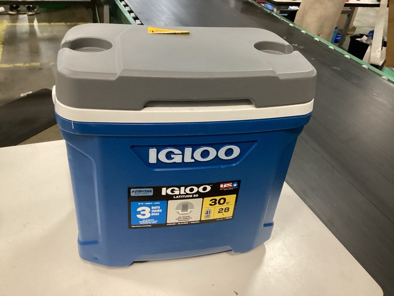 Condition photo showing Good Condition for igloo latitude indigo blue/meteorite 30-quart insulated chest cooler