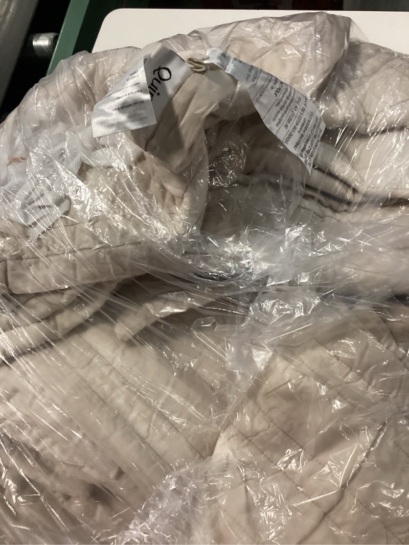 Condition photo showing Good Condition for quince beige quilt