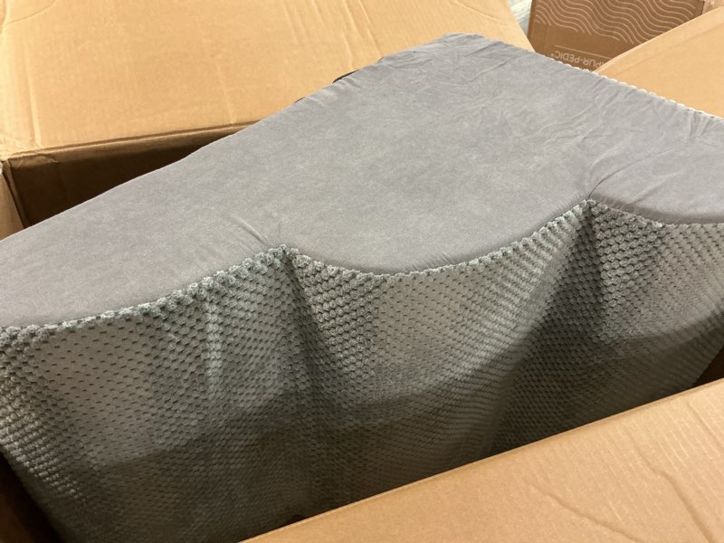 Condition photo showing Good Condition for chic threads dog stairs for small dogs, 3-step dog stairs for high beds and couch, pet steps for small dogs and cats?non-slip stable indoor dog steps 3-steps