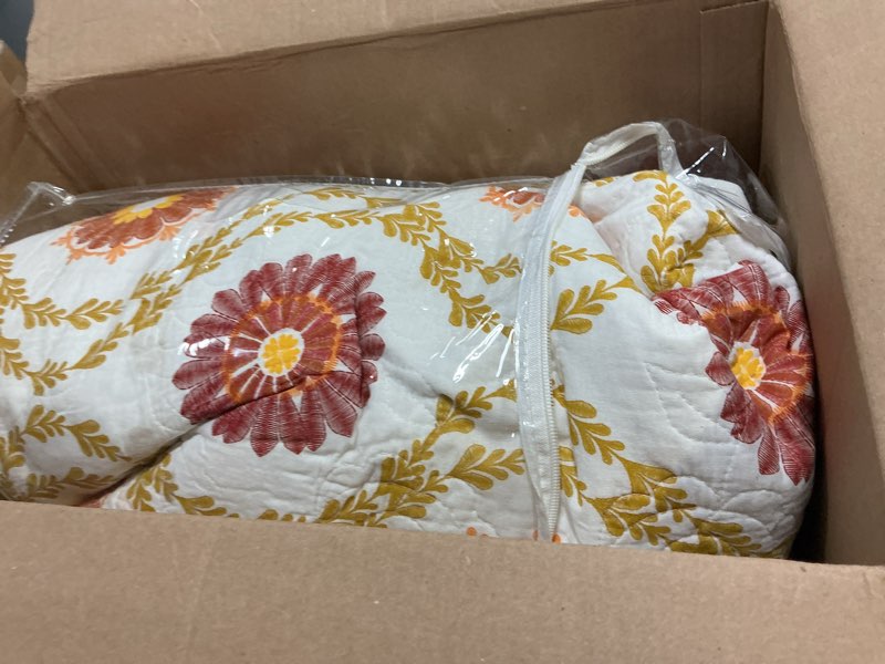 Condition photo showing As Is for greenland home barefoot bungalow topanga quilted bedspread set, 3-piece jumbo queen, multi jumbo queen (3 piece) multicolor