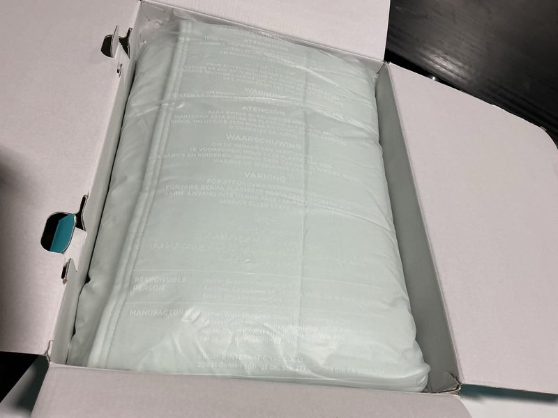 Condition photo showing Good Condition for Breescape Cooling Comforter King Size - BlendTek™ Q-Max>0.46 Tech, Breathable Blanket for Hot Sleepers & Night Sweats Relief, Premium Lightweight Summer Bedding, 106x96 Inches, Mint Green Mint Green King