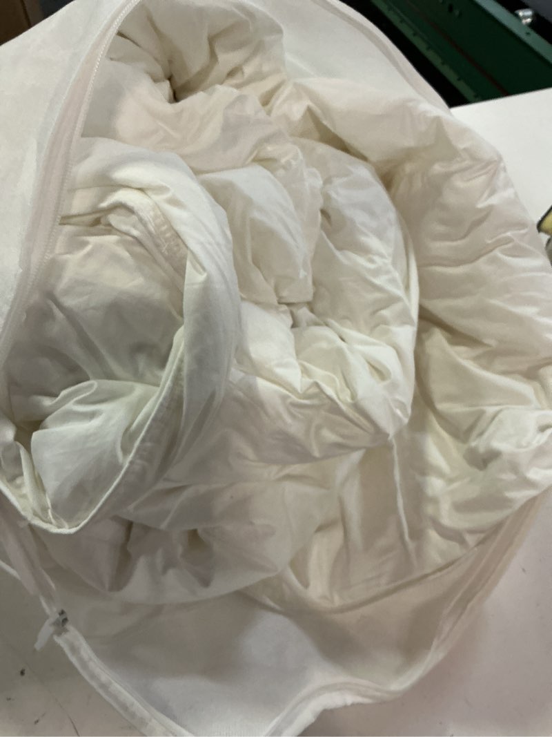 Condition photo showing Good Condition for lightweight premium down alternative comforter, full/queen, white