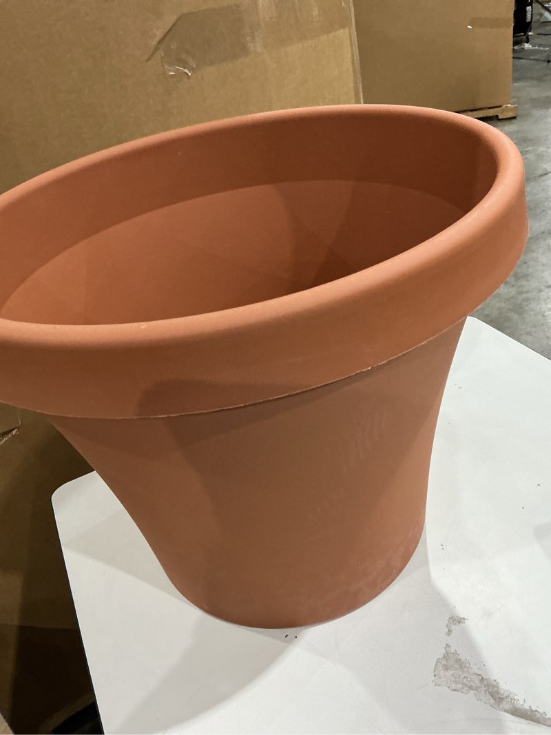 Condition photo showing Good Condition for terra 20 in. terra cotta plastic planter