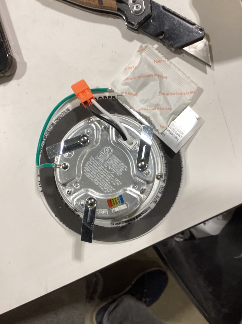 Condition photo showing Good Condition for halo white 4-in 600 -lumens switchable white round dimmable led wet rated recessed