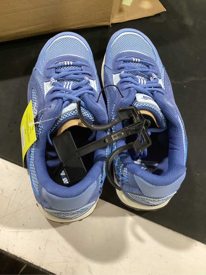 Condition photo showing New/Like New for size 11 avia women's slim runner sneakers