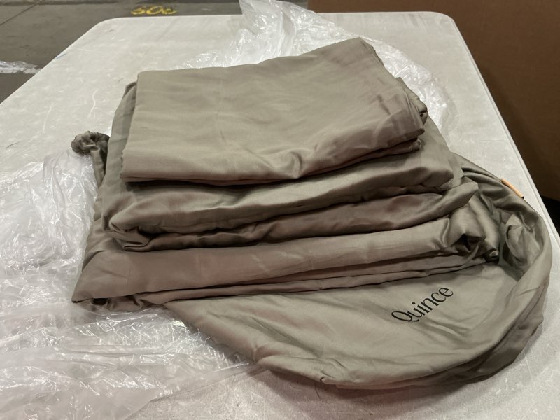 Condition photo showing Good Condition for signature giza cotton sateen sheet set, cal king, dried sage