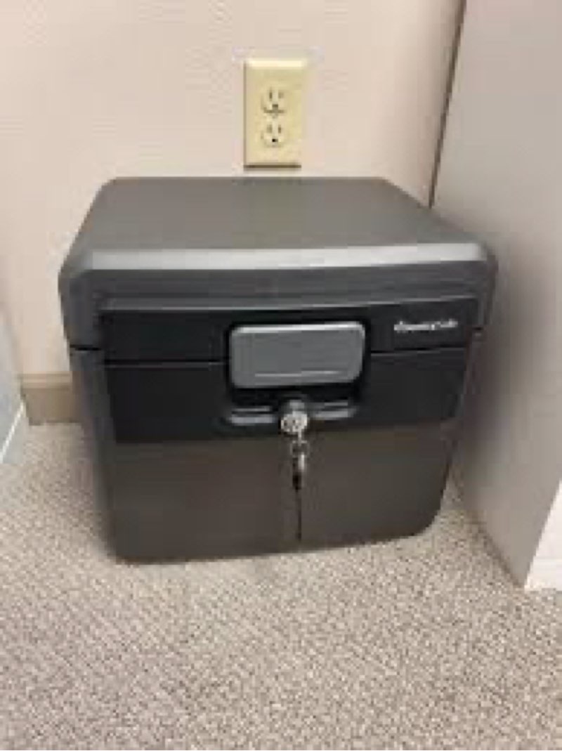 sentrysafe hd4100 fire-resistant and water-resistant box safe with key lock, 0.65 cu. ft.