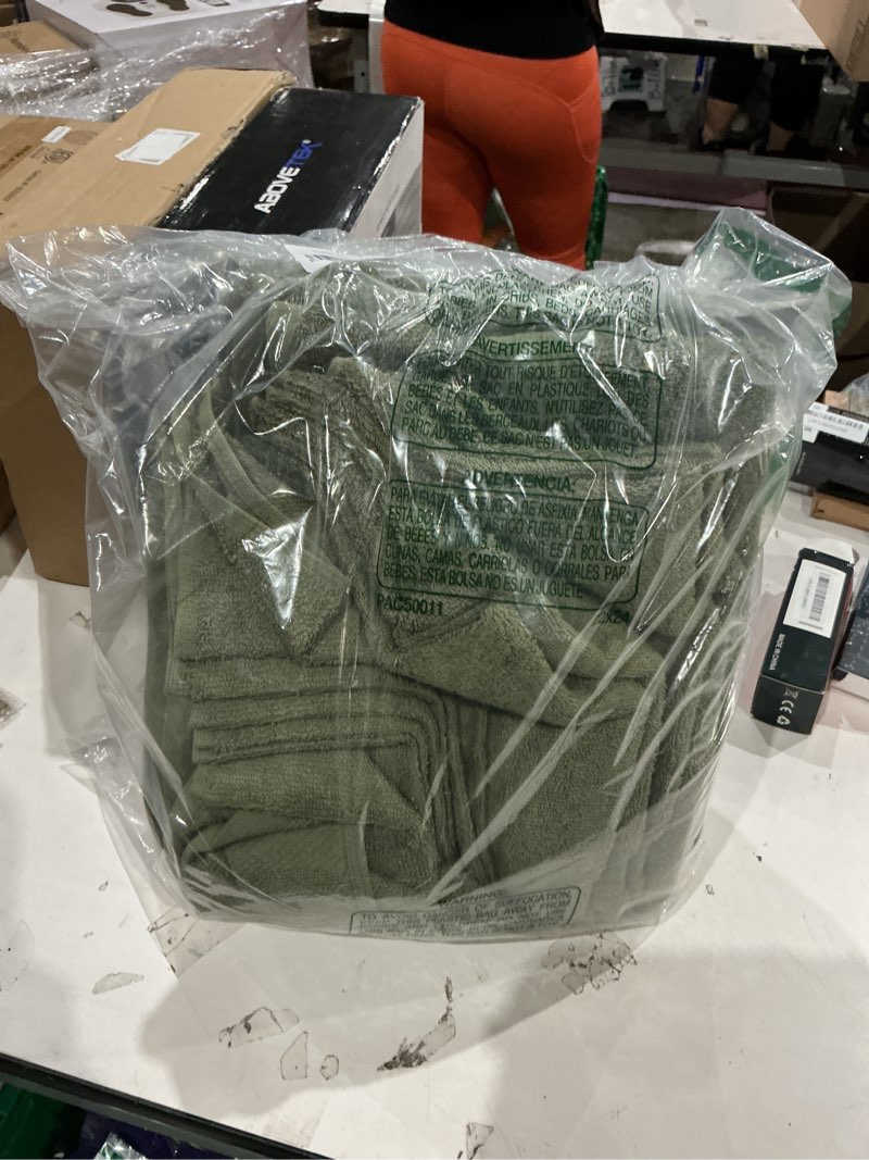 Condition photo showing Good Condition for lane linen 100% cotton luxury bath towel set - 16 pieces - ring spun, super soft & highly absorbent - 4 bath, 8 washcloths, 4 hand towels for bathroom - minimal lint & fading, pre shrunk - olive green 16 piece towel set 15: oil green