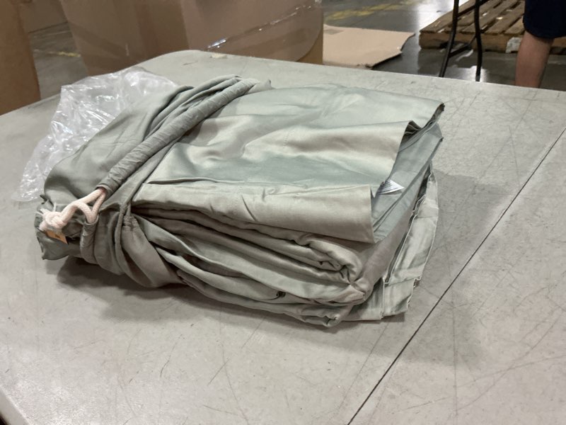 Condition photo showing New/Like New for bamboo sheet set  saga  king
