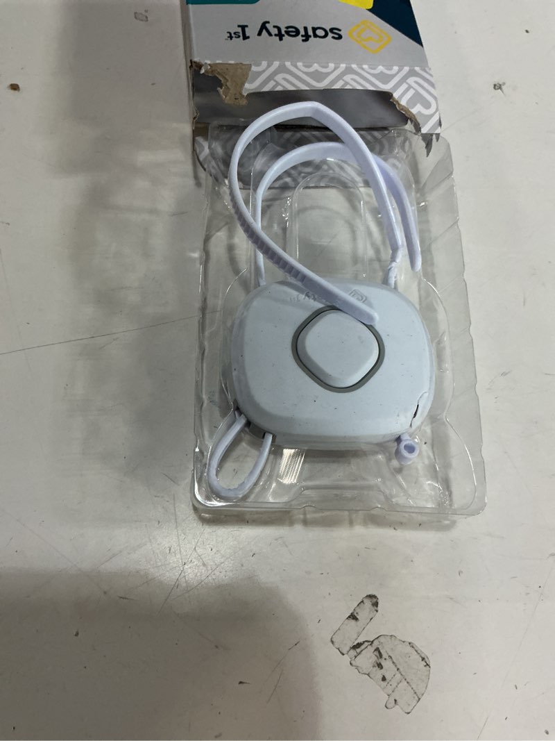 Condition photo showing As Is for safety 1st outsmart flex lock white