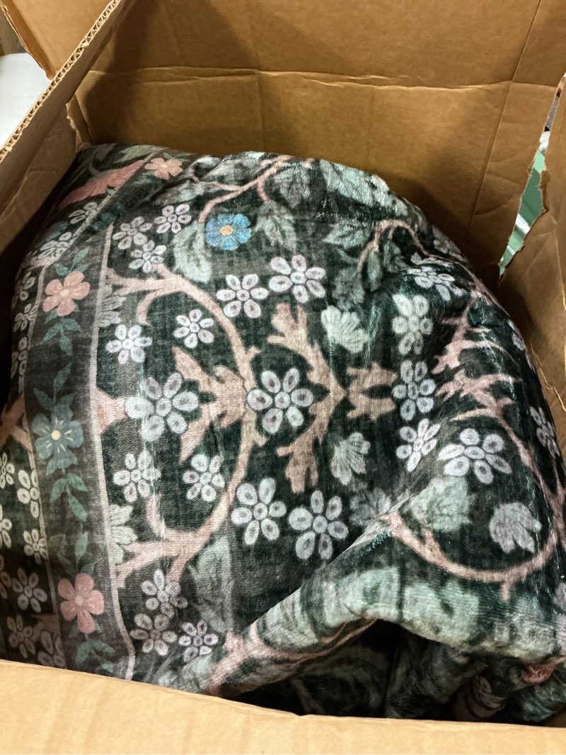 Condition photo showing Good Condition for 8x10 Washable Area Rugs for Living Room, Stain Resistant Vintage Rugs for Dining Room Under Kitchen Table, Bedroom, Floral Low Pile Non-Slip Large Carpet (8 x 10 Dark Green) Dark Green 8' x 10' (Rectangular)