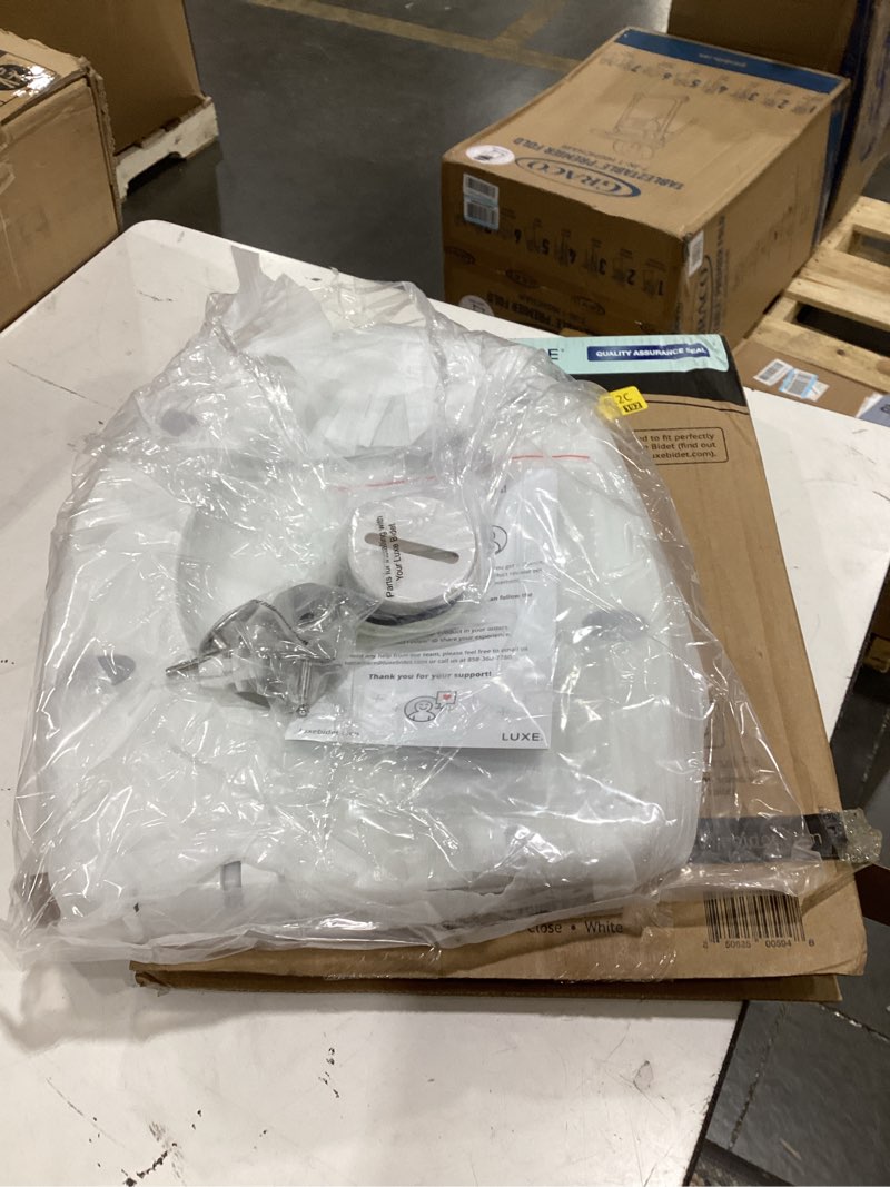 Condition photo showing Good Condition for luxe ts1008r round comfort fit toilet seat with slow close, quick release hinges, and non-slip bumpers (white)
