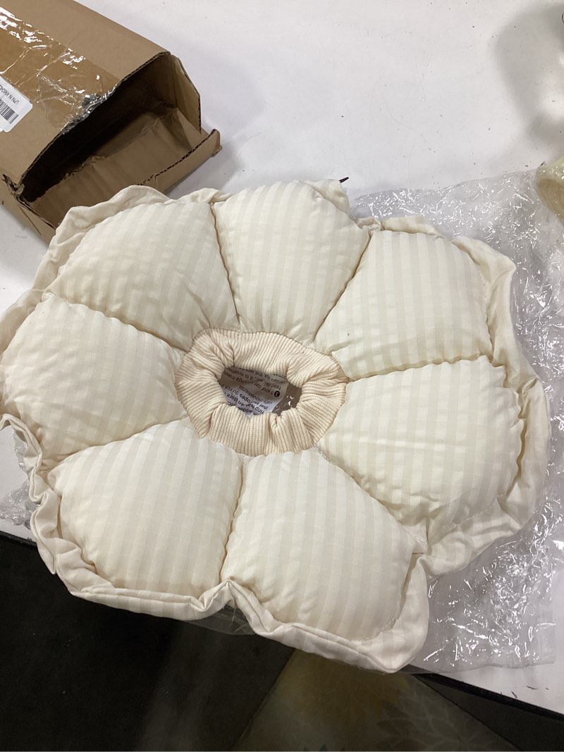 Condition photo showing Good Condition for H HIDREAM Soft Cat Cone Collar? Cute Adjustable Cat Recovery Collar?Elizabethan e Collar That can Protect Head and Foot Wounds?Egg White All-Season Style M White