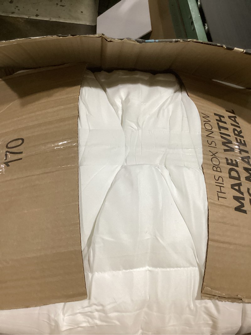 Condition photo showing Good Condition for Linenspa White Down Alternative Comforter and Duvet Insert, for California King Size Bed – All-Season Comforter with Box Stitch and 8 Duvet Loops – Bedding for Kids, Teens, and Adults White California King