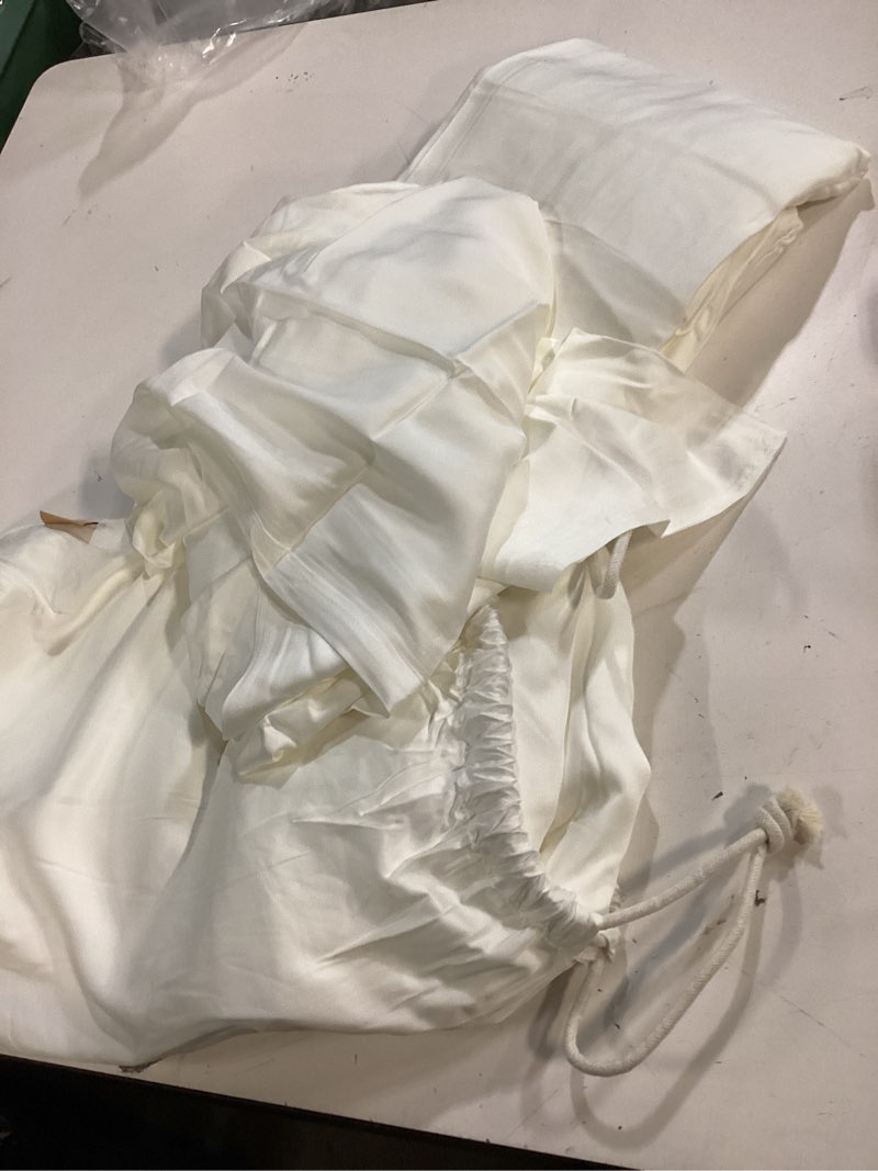 Condition photo showing Good Condition for ( 4 pieces ) bamboo sheet set color ivory size king