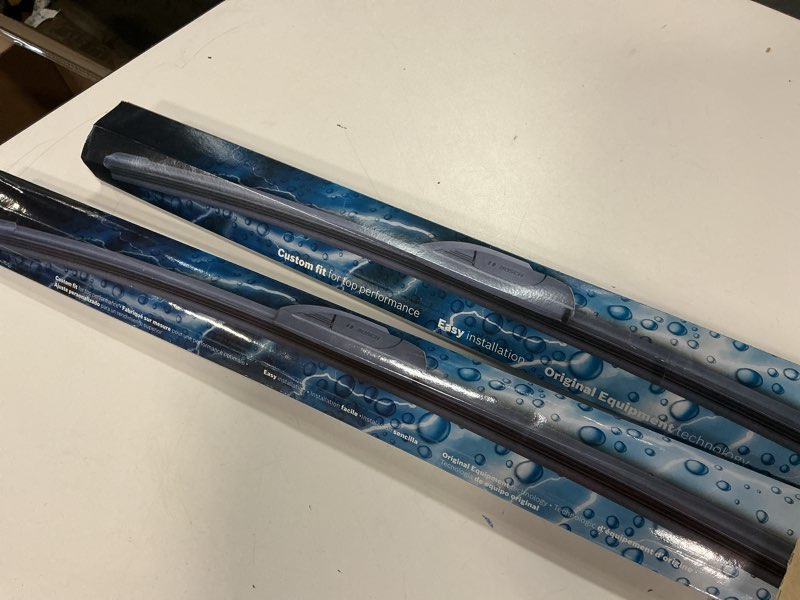 Condition photo showing Good Condition for bosch 26a20a icon beam wiper blades - driver and passenger side - set of 2 blades (26a & 20a) front (26a & 20a) icon combo pack (front)