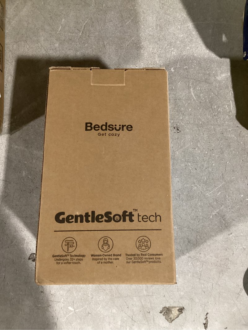 Condition photo showing Good Condition for Bedsure GentleSoft Blue Throw Blanket for Couch - Cozy Soft Blankets for Women, Cute Small Fleece Throw for Girls, Spring Decorations for Home Room Decor Gifts for Women Her, Light Blue, 50x60 Inches Light Blue Throw (50" x 60")