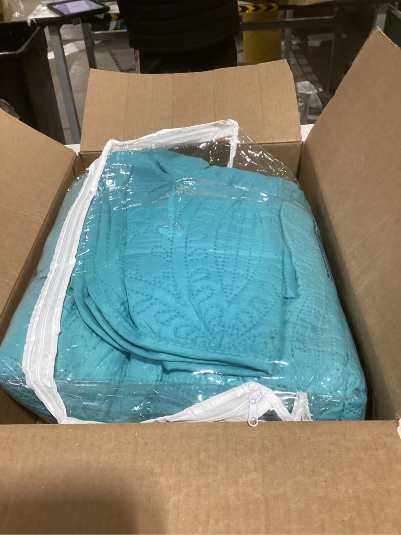 Condition photo showing Good Condition for Chezmoi Collection Austin 3-Piece Oversized Bedspread Coverlet Set (King, Turquoise) King Turquoise