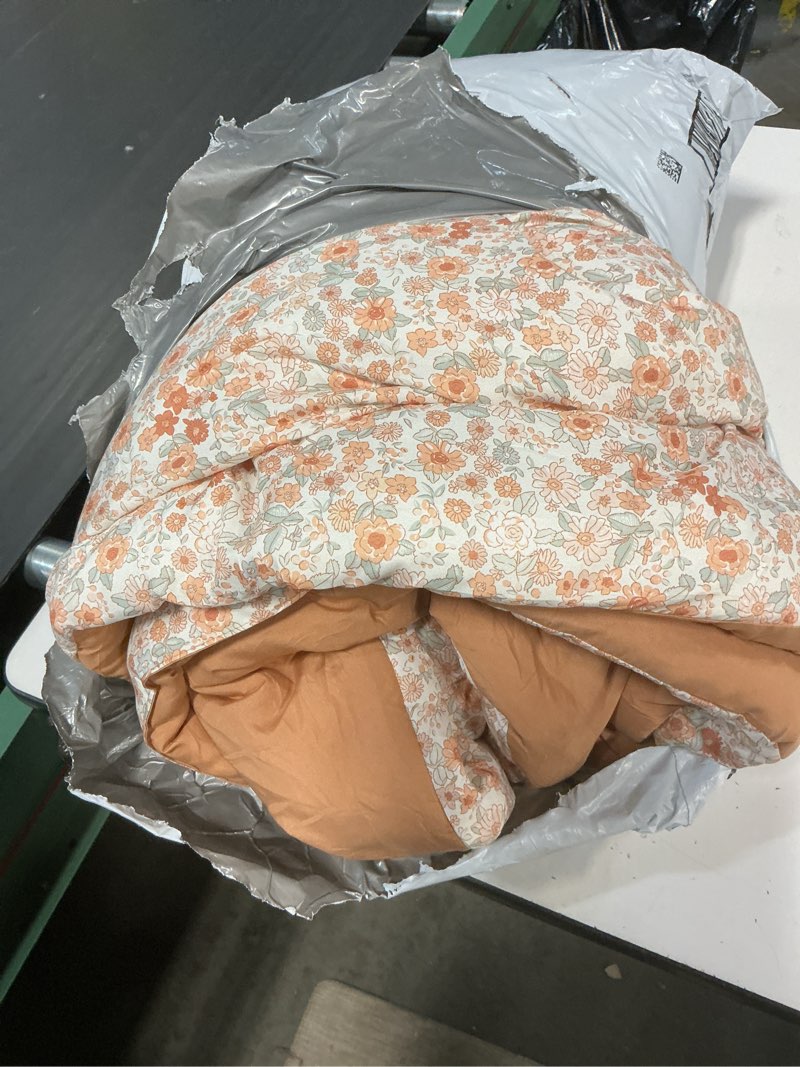 Condition photo showing As Is for mushroom retro flower quilt set