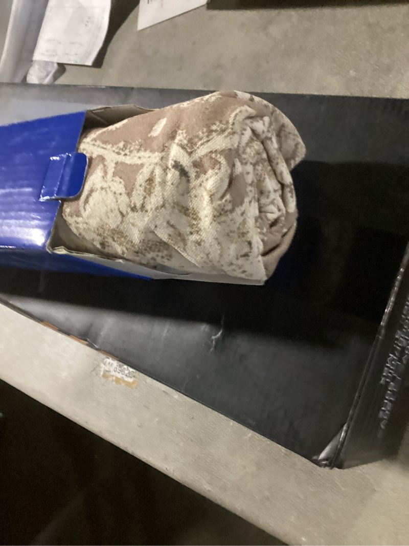 Condition photo showing Good Condition for Vintage Floral Print Throw Pillow Covers 22x22 Set of 2 Neutral Modern Farmhouse Pillowcases Accent Decorative Cushion Covers Boho Home Decor for Couch Sofa Chair Bed Living Room, Natural Beige Natural Beige 22" x 22" (Pack of 2)