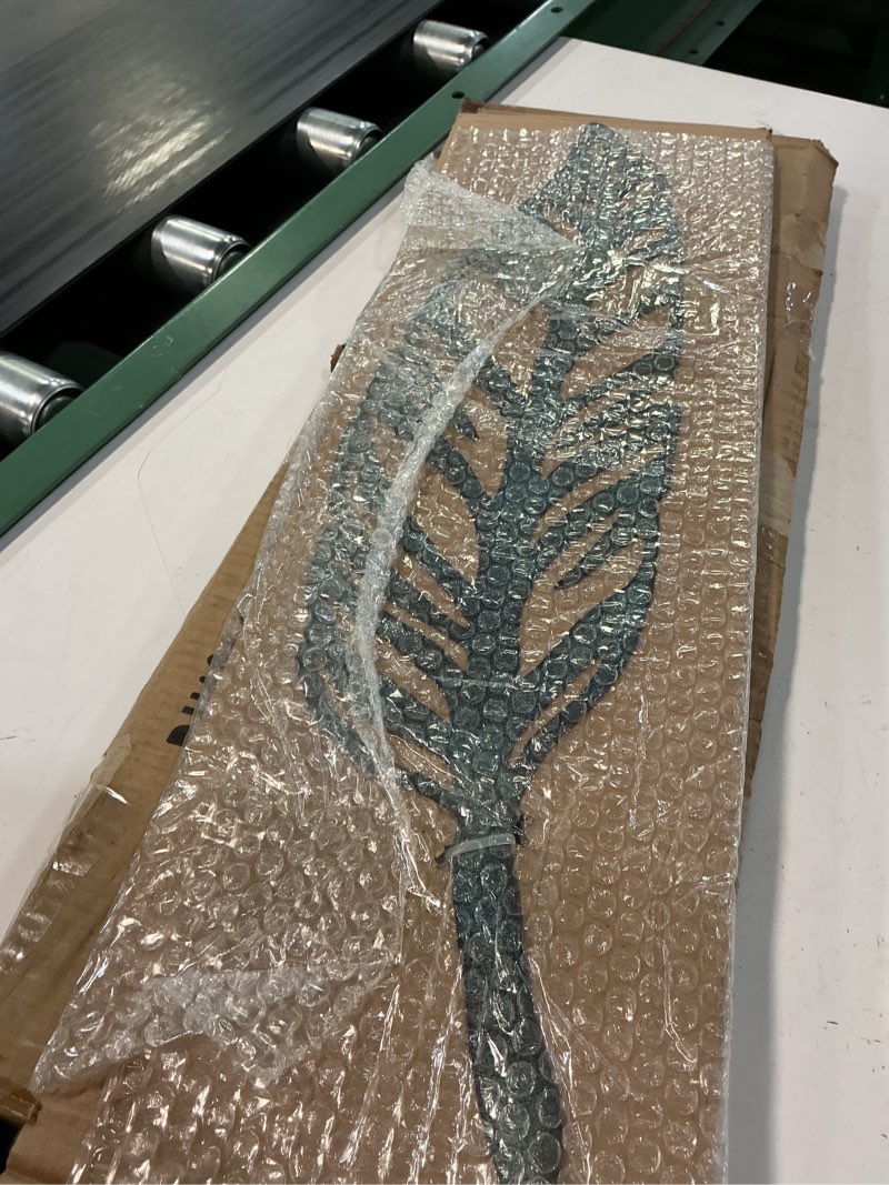 Condition photo showing Good Condition for retrome metal feather wall decor, set of 2