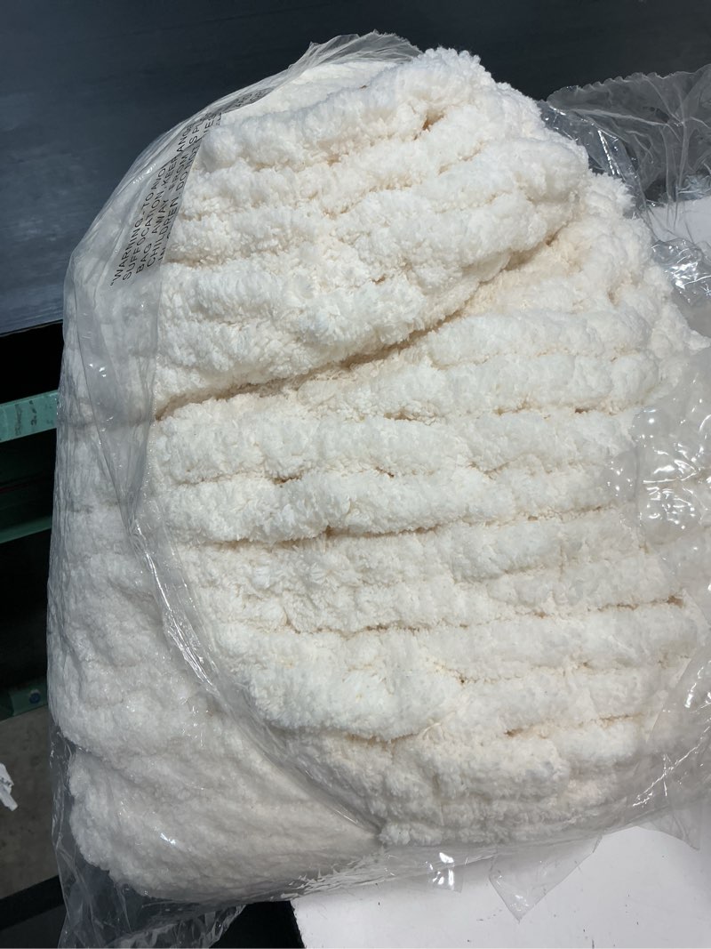 Condition photo showing Good Condition for L'AGRATY Chunky Knit Blanket Throw,Soft Chenille Yarn Throw Blanket 50x60?Handmade Cable Knit Crochet Blanket,Large Knit Blankets Chunky Yarn,Rope Knot Throw Blanket for Couch Sofa Bed Home Decor Ivory 50"x60"