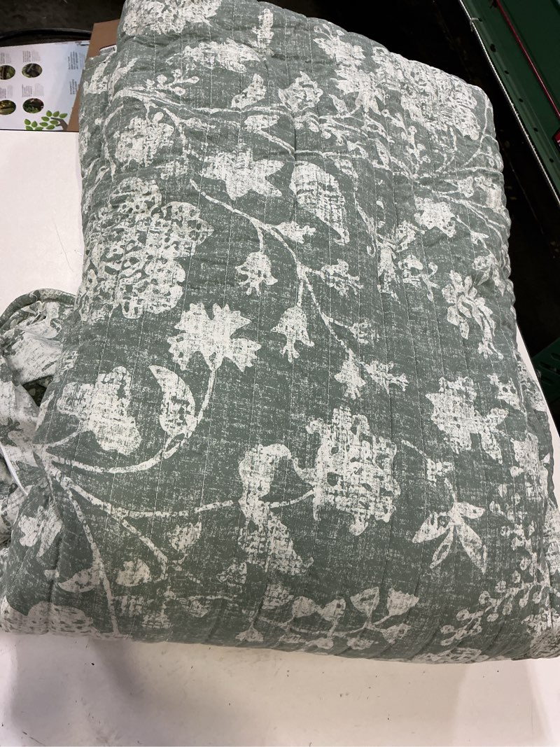 Condition photo showing Good Condition for ienjoy home textured floral reversible quilt set -king & cal king  eucalyptus