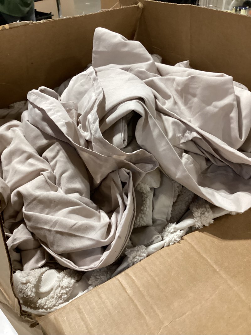 Condition photo showing As Is for Bedsure Boho Tufted Beige Comforter King Size, GentleSoft™ 3 Pieces Boho Farmhouse Decor Bedding, Arch Shabby Chic Bedding for All Seasons, 1 Bed Comforter, 2 Pillow Shams, 104x90 Inches King (104" x 90") 02 - Arch Jacquard Beige