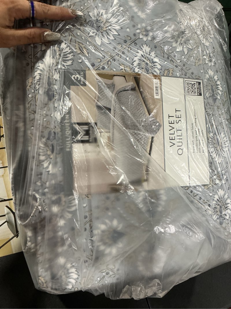 Condition photo showing New/Like New for member's mark 3-piece velvet box quilt set, full/queen