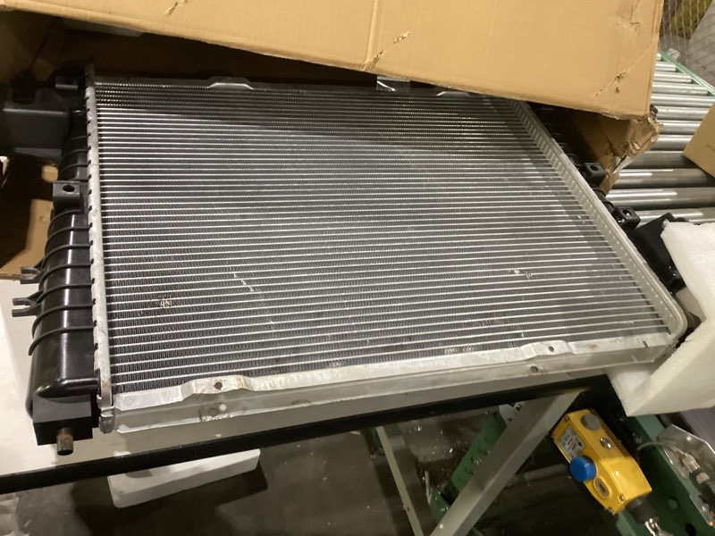automotive engine coolant radiator assembly