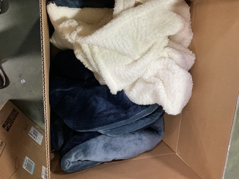 Condition photo showing As Is for  Similar Woolrich Reversible Comforter Set Ultra Soft Plush to Sherpa, Down Alternative, Cold Weather Winter Warm Bedding, with Matching Sham, Decorative Pillow Navy/Ivory King 4 Piece