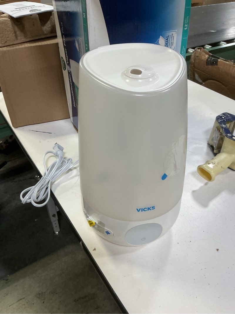 Condition photo showing Good Condition for Vicks FilterFree Plus Cool Mist Plus Humidifier (VUL565), Medium Room –Filter-Free Cool Mist Humidifier for Baby, Kids and Adult Rooms, Works with Vicks VapoPads
