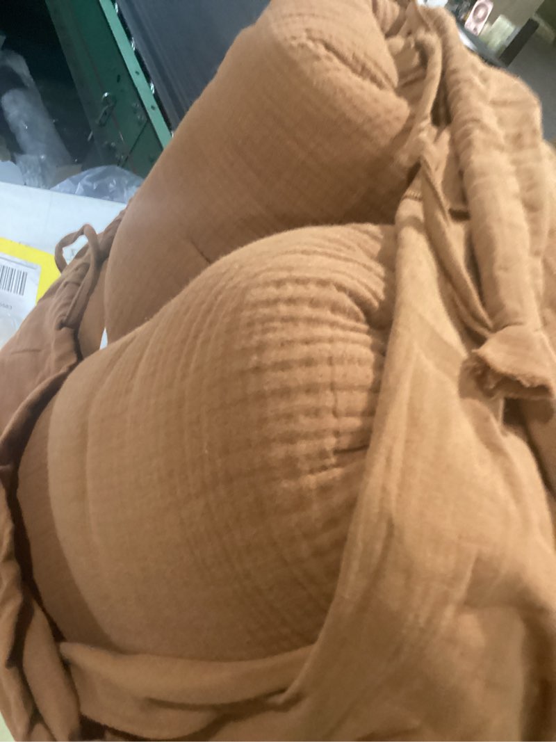 Condition photo showing Good Condition for airy guaze dream quilt king terracotta