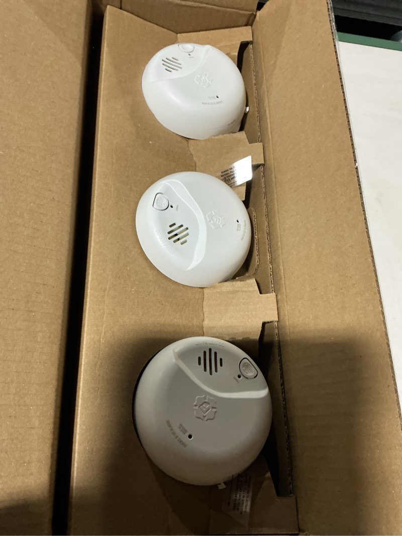 Condition photo showing Good Condition for First Alert SMICO105-AC, Interconnect Hardwire Combination Smoke & Carbon Monoxide Alarm with 10-Year Battery Backup, 3-Pack