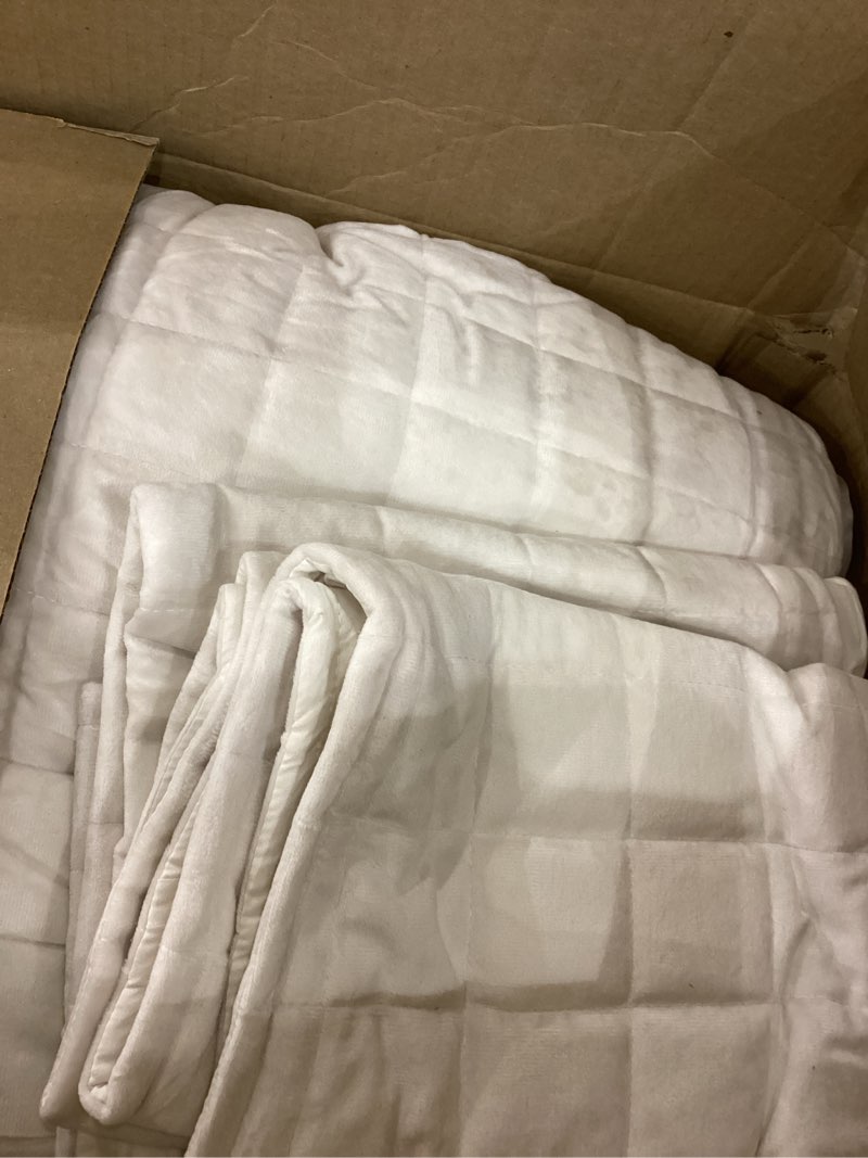 Condition photo showing Good Condition for RECYCO Luxury Velvet Quilt Set Full Queen Size, Lightweight Velvet Comforter Set, Oversized Bedspread Coverlet Quilted Bedding Set, with 2 Matching Pillow Shams, for All Season, Cream White Full/Queen (88" x 92") Cream White