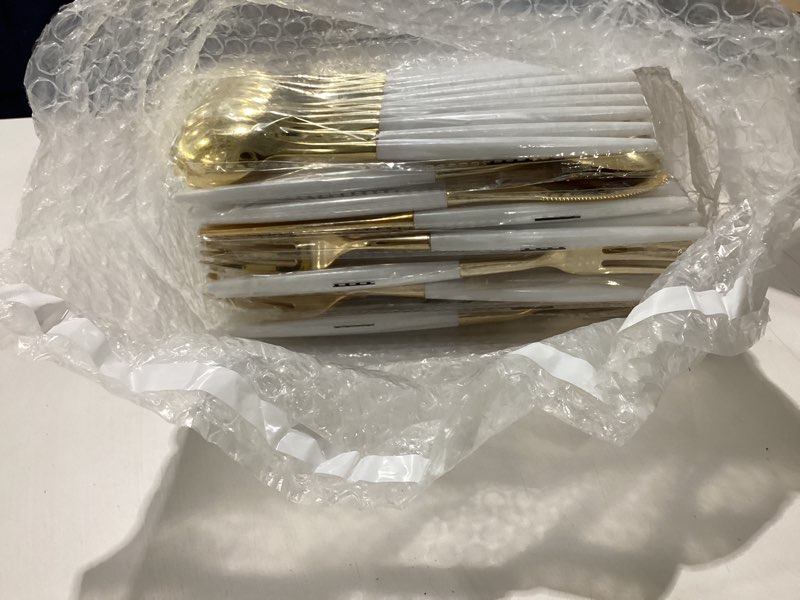 Condition photo showing New/Like New for sut gold plastic silverware, 160pcs gold utensils set disposable, 80 gold plastic forks, 40 gold knives, 40 gold spoons, gold plastic cutlery for parties, dinners, weddings(white gold)