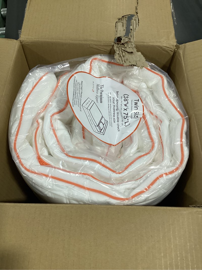 Condition photo showing New/Like New for dormeo premium twin cooling mattress topper - 3-zone octaspringâ“‡ technology for optimal back support, anti-slip bottom twin (38x75x3 inches)