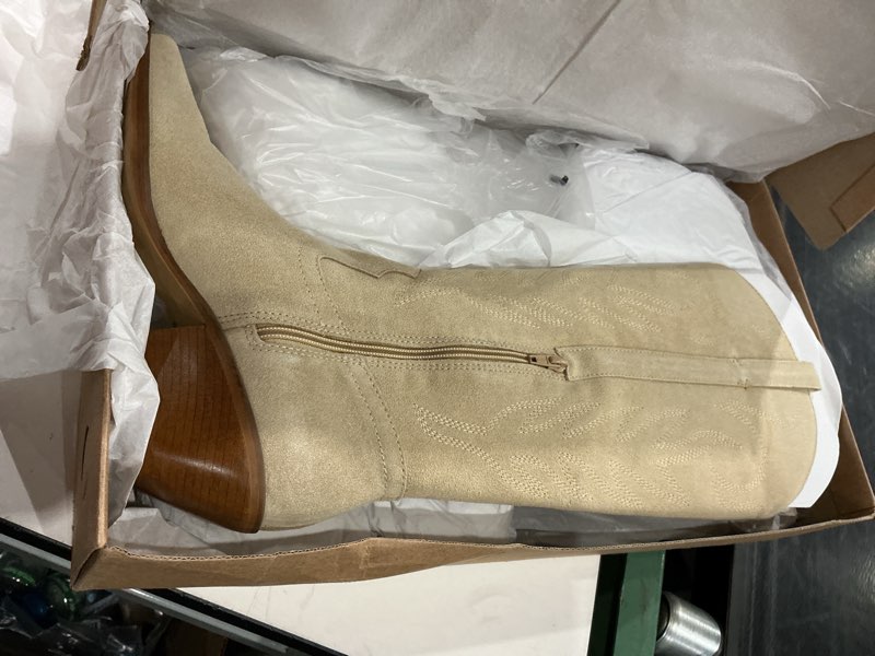 Condition photo showing New/Like New for coconuts by matisse women's gaucho boot